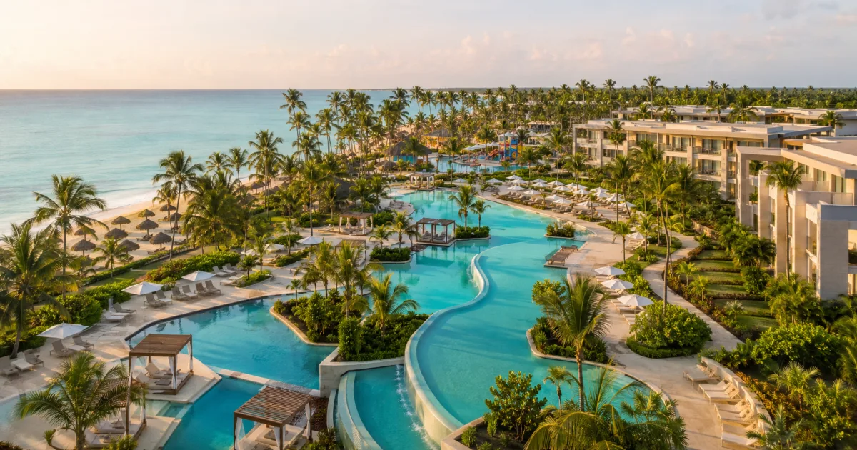 Complejo turístico tropical genérico con laguna, jardines y áreas familiares en Playa Bávaro.